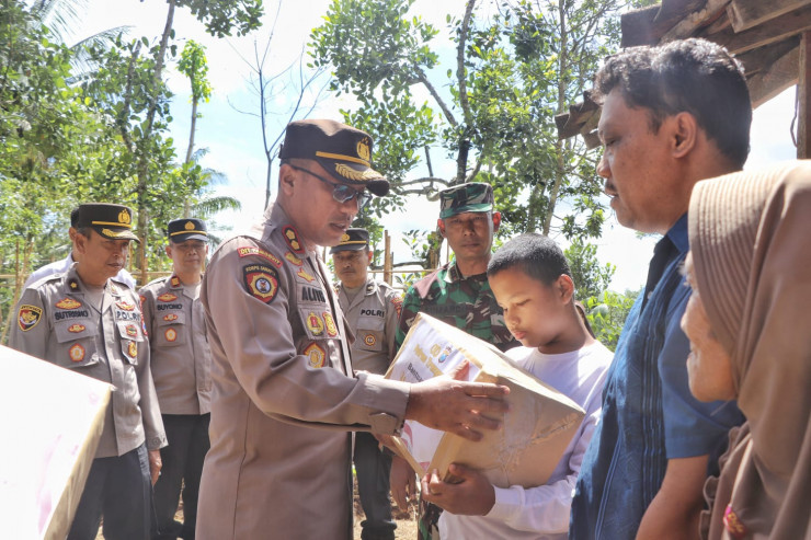 Kunjungi Warga Kecamatan Pule, Kapolres Trenggalek Serahkan Bansos