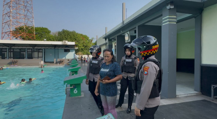 Polwan Polresta Sidoarjo Patroli di Kawasan GOR, Ajak Warga Jaga Kamtibmas Kondusif
