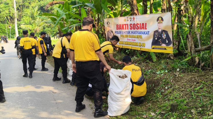 Polres Blitar Kota Gandeng Perguruan Silat Bersihkan Lingkungan Sambut Hari Bhayangkara ke -79