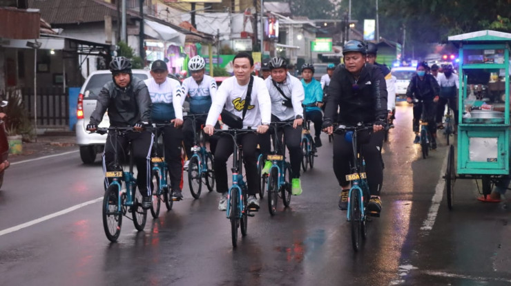 Kapolresta Sidoarjo Pantau Arus Lalin Jelang Nataru dengan Gowes dan Berbagi