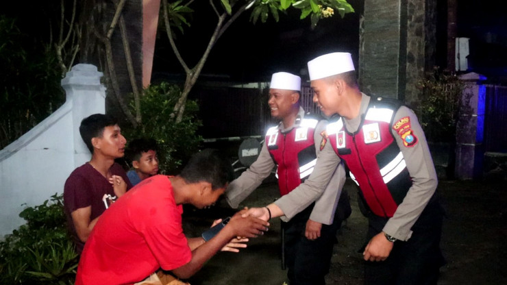 Polres Trenggalek Gelar `Patroli Ronda Sahur`, Bangunkan Warga dan Berbagi Menu Sahur