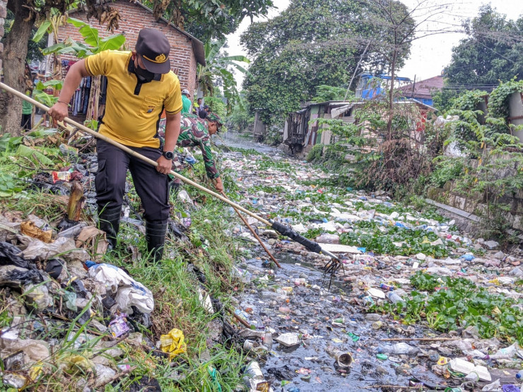 Polsek Tanggulangin Kerja Bakti Bersih Sungai bersama Forkopimka