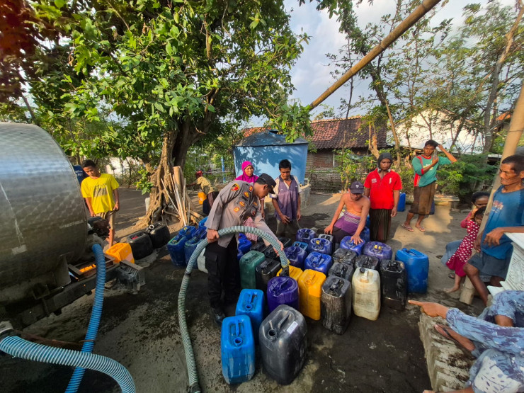 Polres Probolinggo dan BPBD Salurkan Air Bersih untuk Warga Tegalsiwalan Dampak Kekeringan