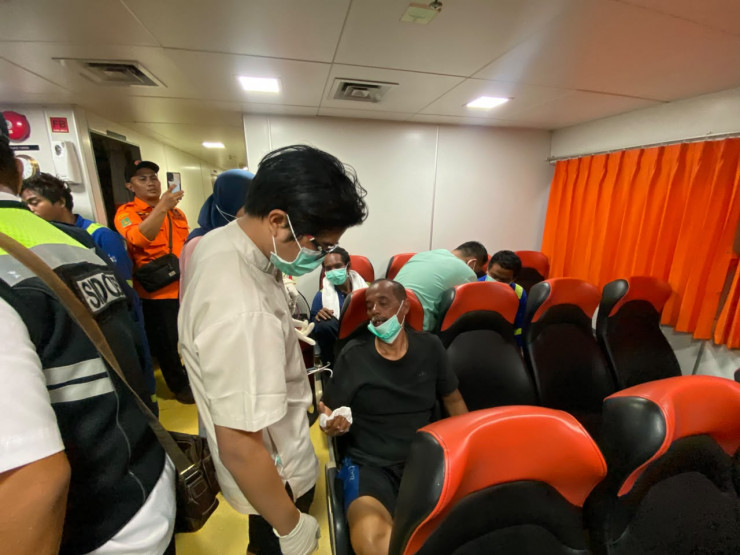 Polda Jatim Terjunkan 30 Personel SAR Polairud dan Almatsus, Evakuasi Korban KMP Mutiara Sentosa 2