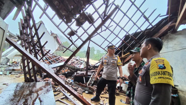 Tanggap Bencana, Polisi Bantu Evakuasi Korban Banjir dan Tanah Longsor di Malang