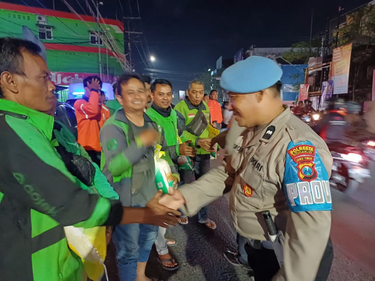 Polsek Krian Gelar Patroli Malam dan Berbagi Beras untuk Ojol