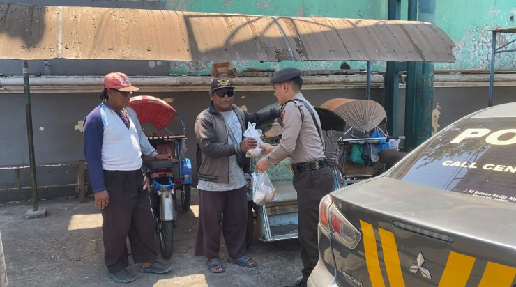 Patroli Delta Samapta, Polresta Sidoarjo Bagikan Makanan &amp; Minuman bagi Kaum Dhuafa