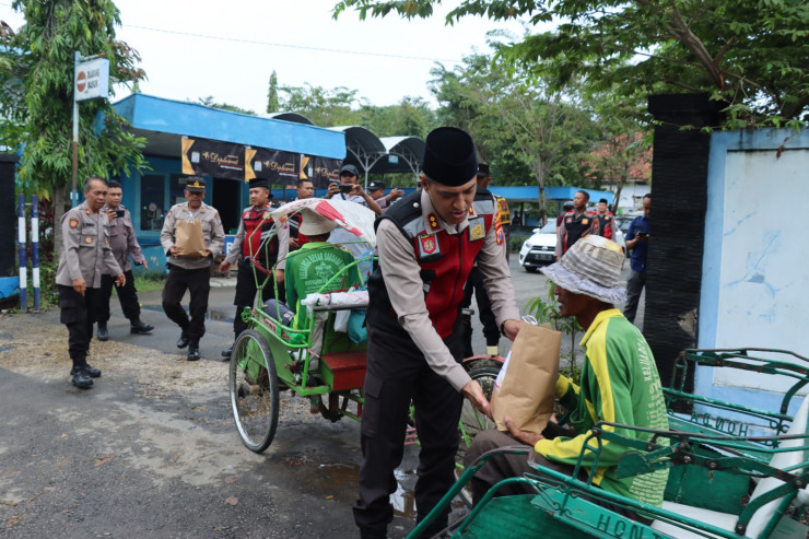 Polri Peduli, Polres Pamekasan Salurkan Bantuan Sembako Kepada Warga Terdampak Banjir
