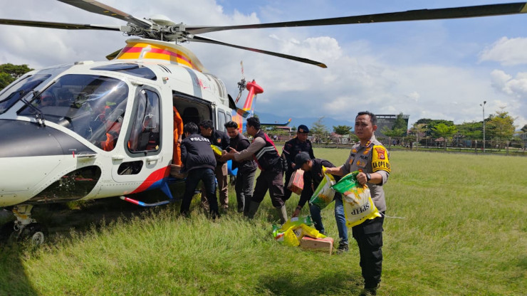 Polri Kirim Bantuan Logistik Via Udara, untuk Korban Banjir Aceh dan Sumatera Utara