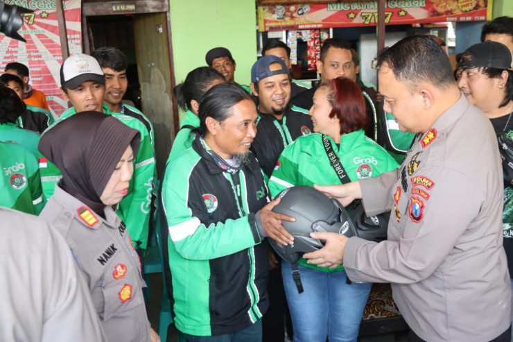 Polres Blitar Sampaikan Pesan Kamtibmas Kepada Komunitas Ojol Melalui "Tiada Hari Tanpa Teman Baru"