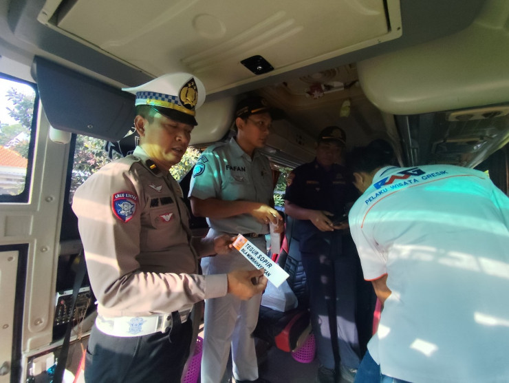 Tingkatkan Keselamatan Polres Gresik Bersama Jasa Raharja dan Dishub Gelar Ramp Check Bus Pariwisata